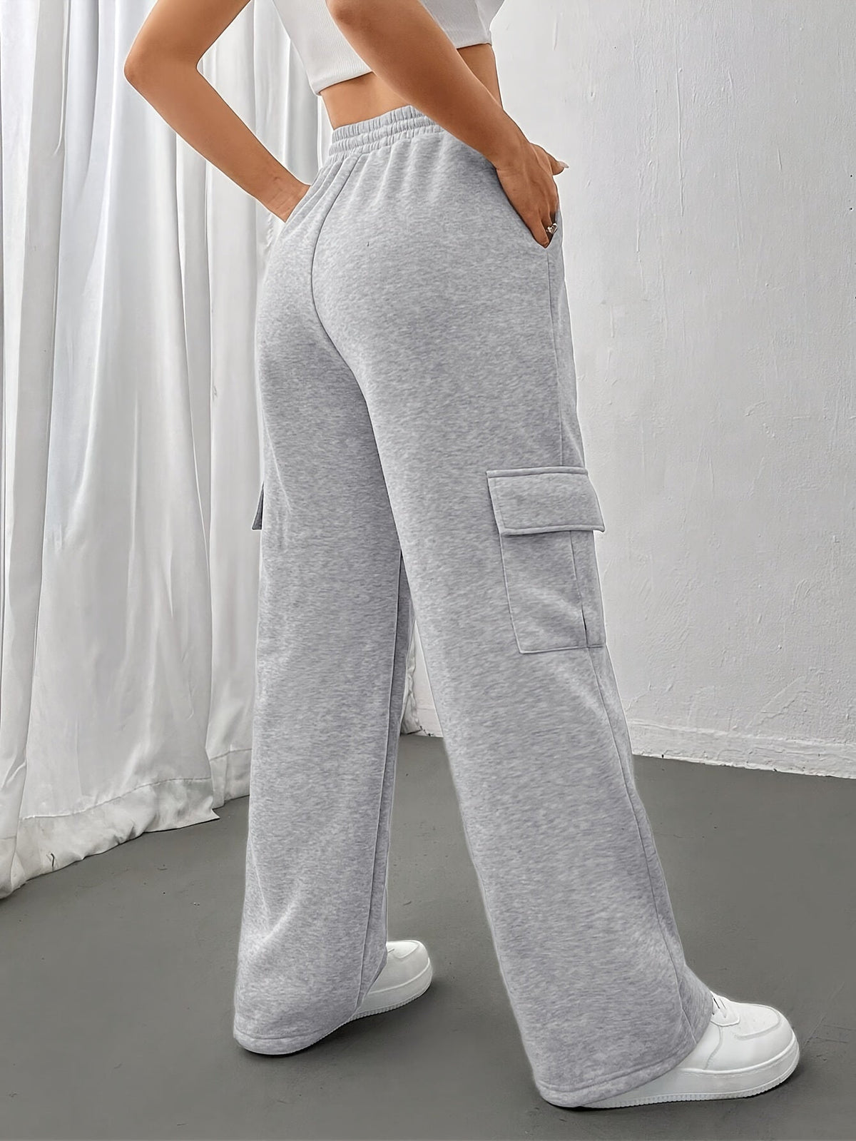 Relaxed Cargo Sweatpants with Adjustable Drawstring and Side Pockets