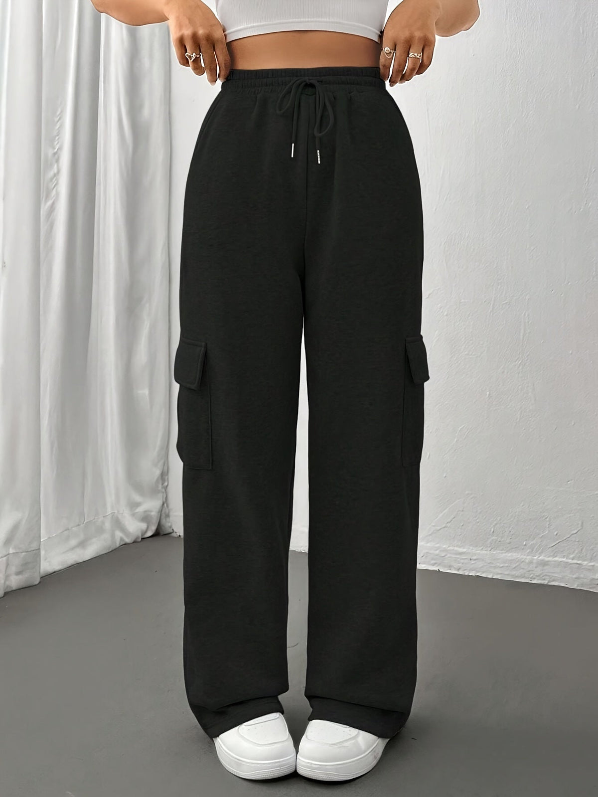 Relaxed Cargo Sweatpants with Adjustable Drawstring and Side Pockets