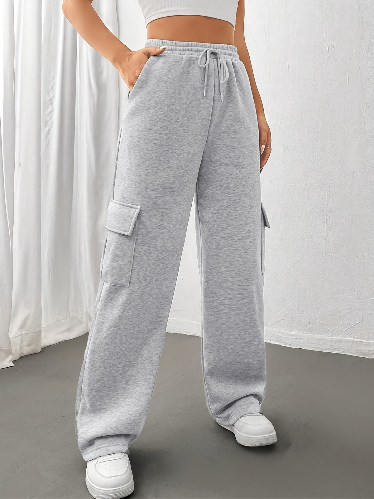 Relaxed Cargo Sweatpants with Adjustable Drawstring and Side Pockets